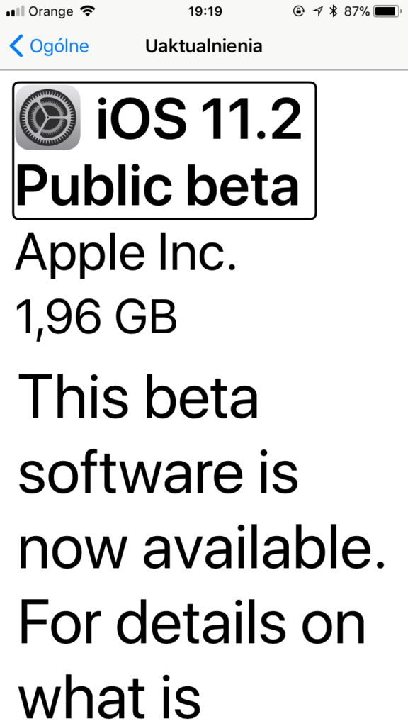 Zrzut ekranu z iPhone - Informacja o możliwości instalacji publicznej bety systemu iOS w wersji 11.2.1