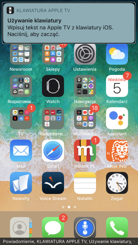 Zrzut ekranu iPhone z komunikatem o dostępnej Klawiaturze Apple TV ulokowanym pod Paskiem Statusu