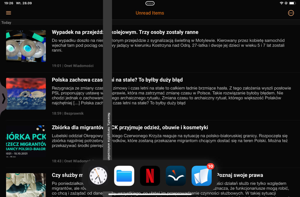 Aplikacja Newsify z wysuniętym Dockiem i fokusem VoiceOver na przycisku Narzędzia Wielozadaniowości.
