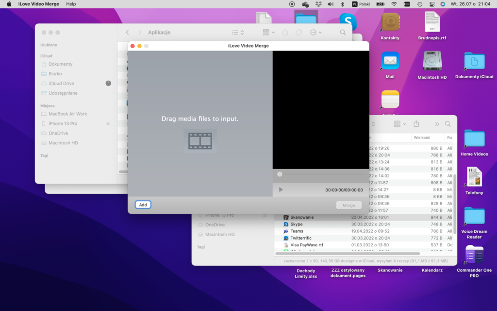 Zrzut ekranu Macbooka z widocznym oknem aplikacji iLove Video Merge