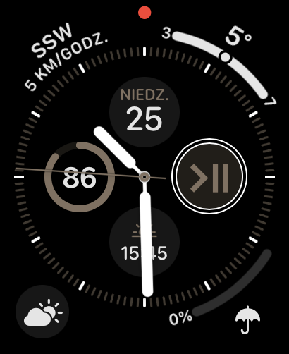 Zrzut ekranu z tarczą zegarka i fokusem VoiceOver na komplikacji Lyd.