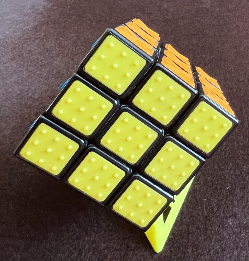 Widok ponownie całkowicie ułożonej kostki Rubika.
