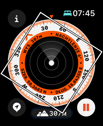 Widok okna aplikacji Kompas. Na dole ekranu znajdują się dwie ikony: Błyskawica - anonsowana przez VoiceOver jako Dodaj Punkt Trasy, oraz druga z odciskami stóp, anonsowana jako - - Ślad, wyłączone, przycisk.
