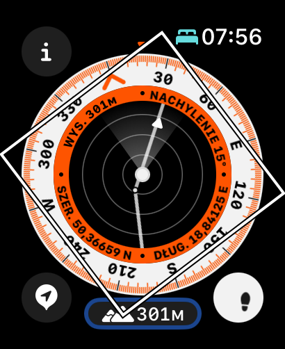 Widok ekranu Kompasu ze strzałką pokazującą kierunek do Następnego Punktu. Na ekranie nie widać komunikatów anonsowanych przez VoiceOver.